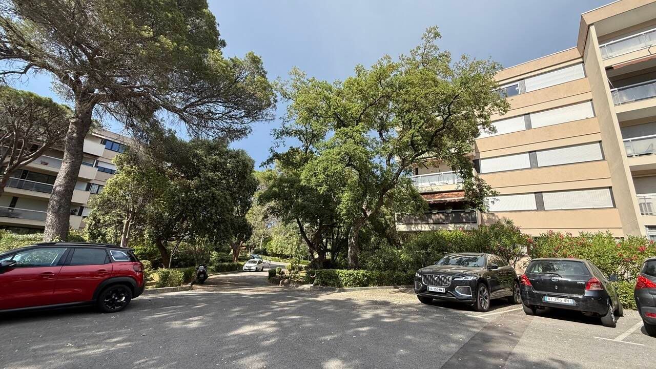 Appartement F4 ,Résidence fermée, Viager libre ,Dame de 85 ,St Raphael,Var, 83700