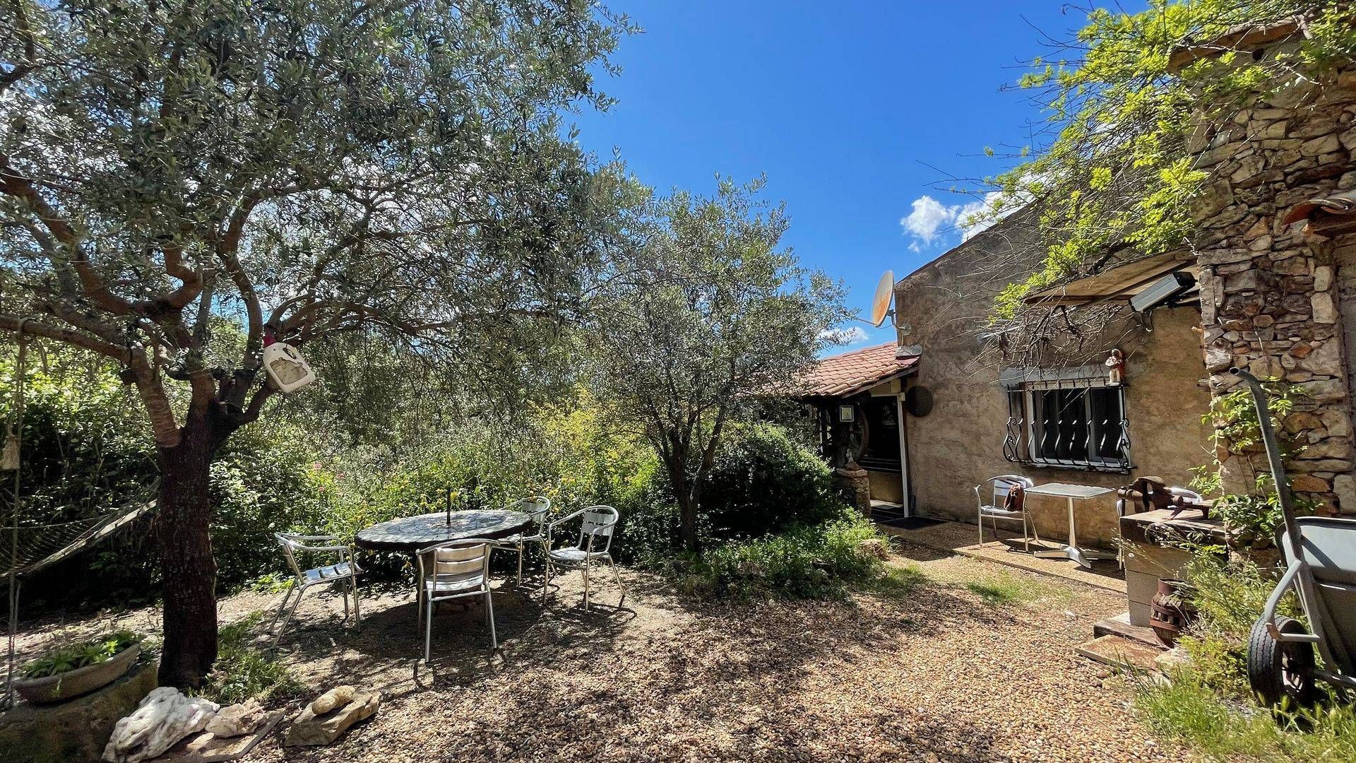 Mas en Pierre sur 1 hectare de terrain avec 300 oliviers