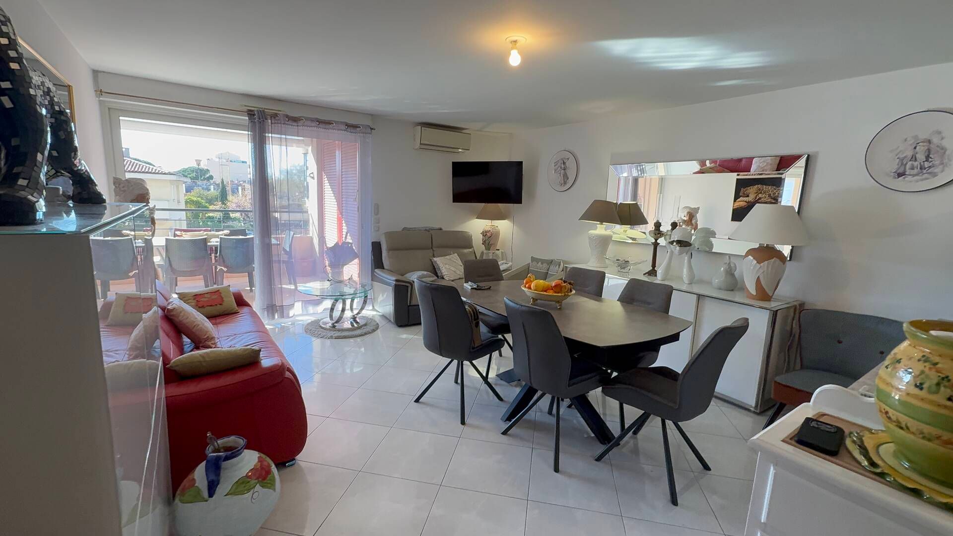 Viager Occupé sur H de 82 ans et F de 87 ans - Appartement F2 avec terrasse VUE MER et Garage à St Raphaël 83700