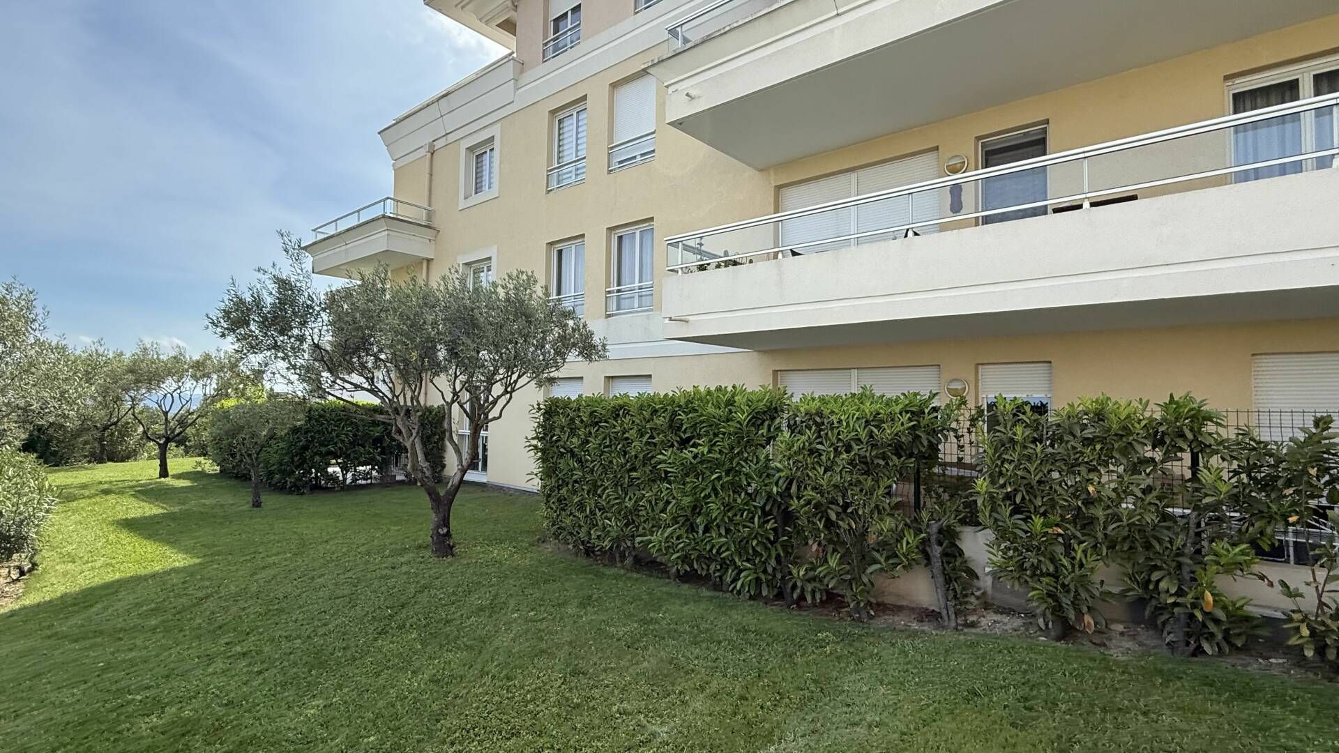 Appartement F3 Terrasse jardin ,Résidence Standing ,Grasse 06130 Viager Occupé 86 et 79 ans