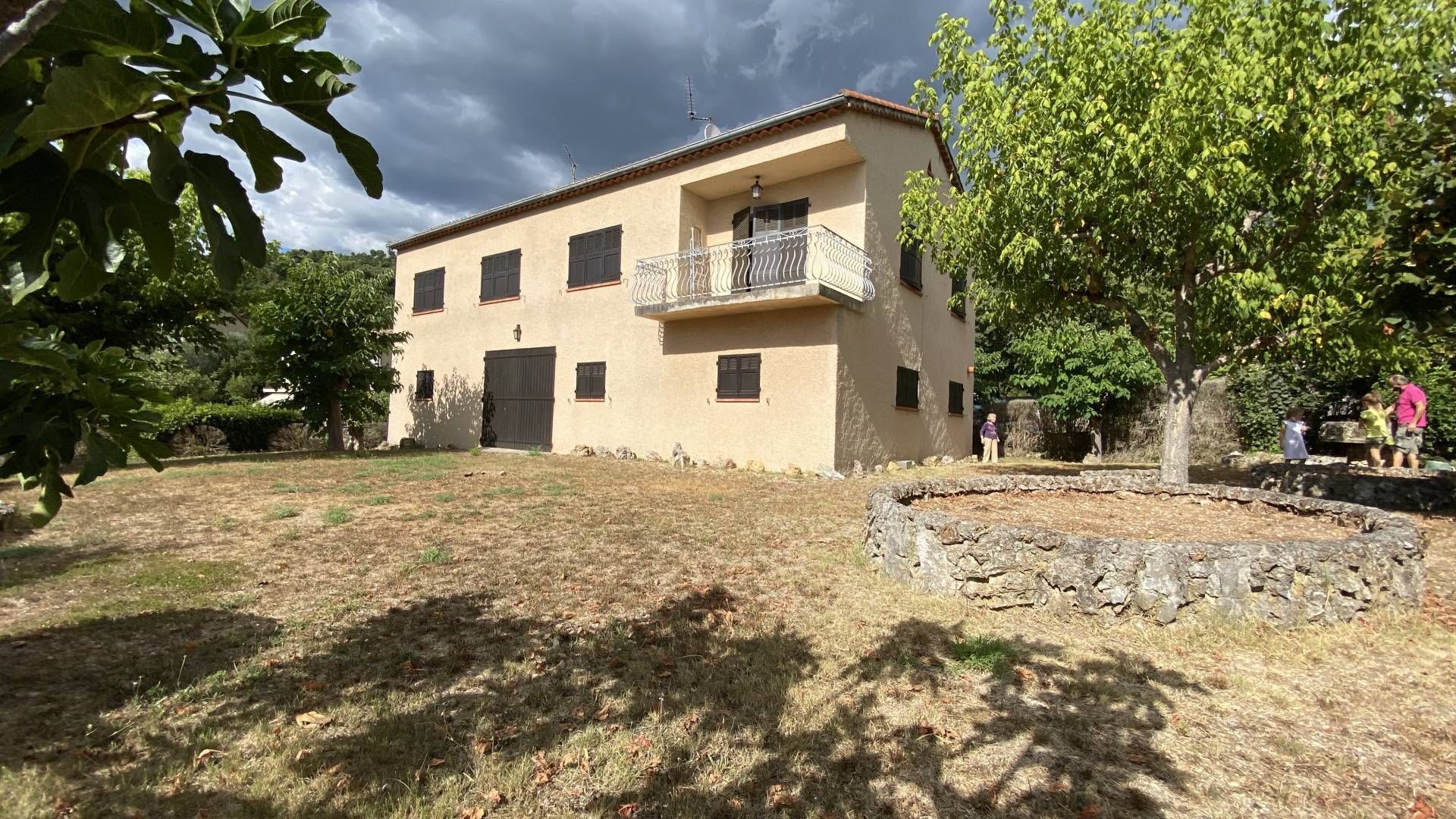 Villa,f4,avec un immense rez de chaussée garage,Draguignan,Proche centre Ville,Occupé ,Dame de 87 ans.