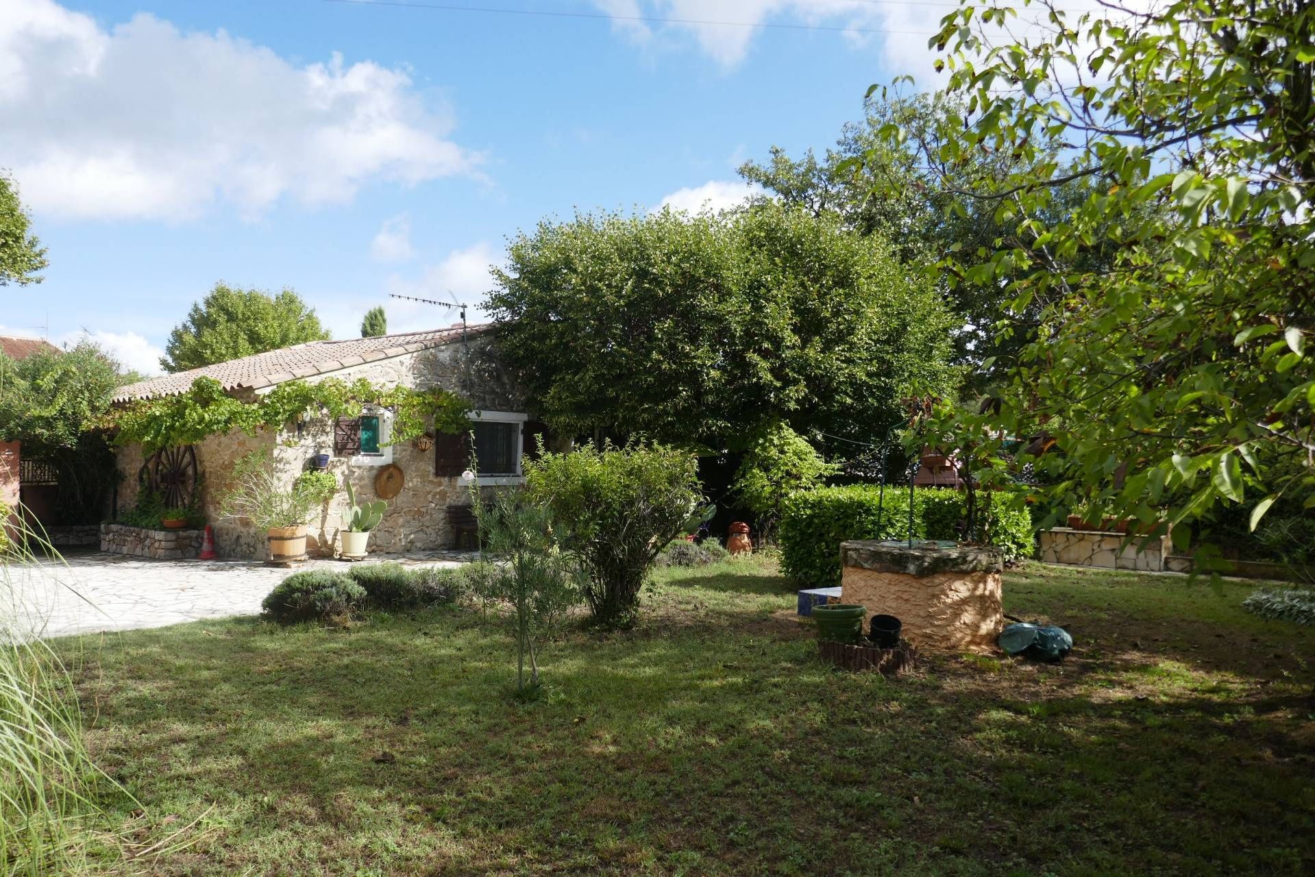 Cabanon en Pierres avec terrain 799 M2,Viager Libre ,Mr 90 ans et Mme 81 ans .Forcalqueiret 83136 Var
