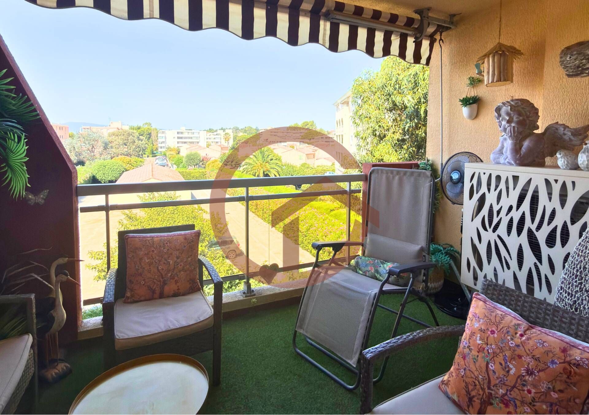 Viager occupé Fréjus – T3 traversant 65 m² avec terrasse, cave et parking – Décote 45 %