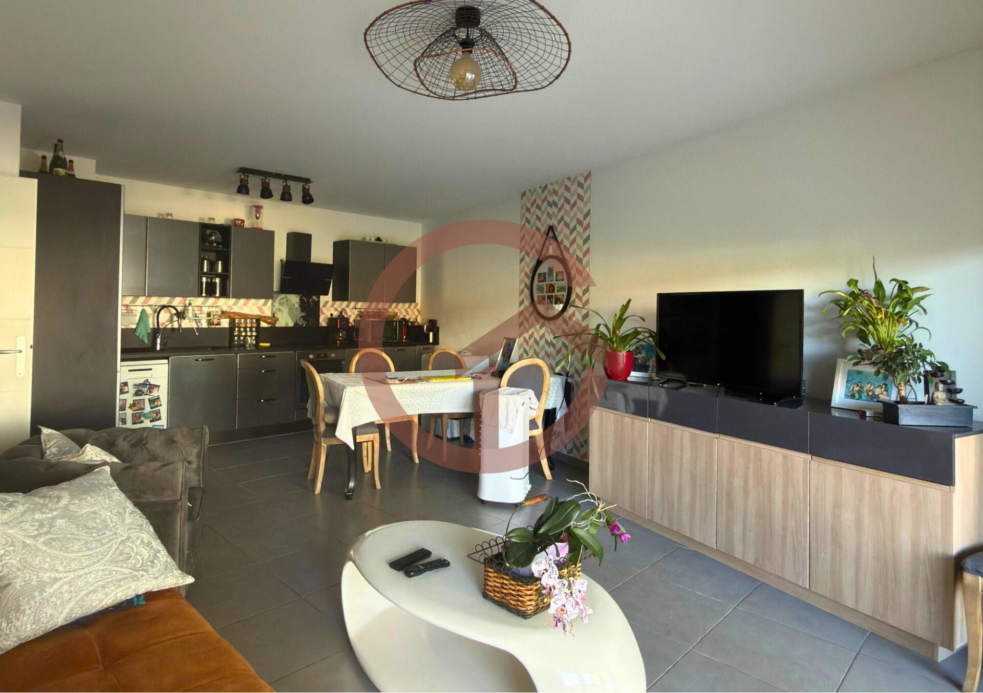 EXCLUSIVITÉ – VIAGER OCCUPÉ 3 PIÈCES AVEC JARDIN, TERRASSE ET DEUX PARKINGS EXTÉRIEURS – ROQUEBRUNE-SUR-ARGENS (83520)