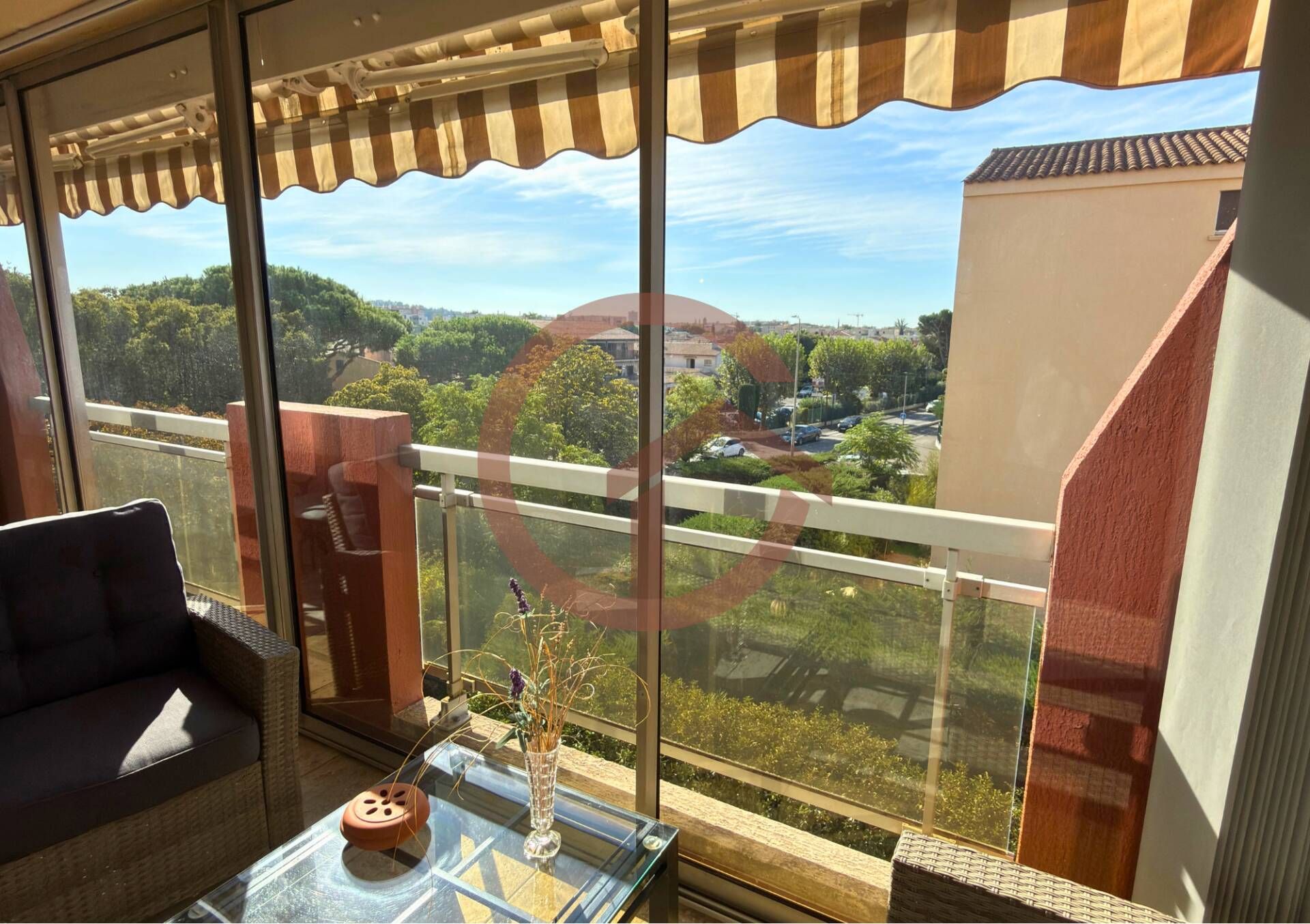 EXCLUSIVITÉ – VIAGER OCCUPÉ À FRÉJUS – GRAND 3 PIÈCES TRAVERSANT 79 M² – BALCON – CAVE & PARKING