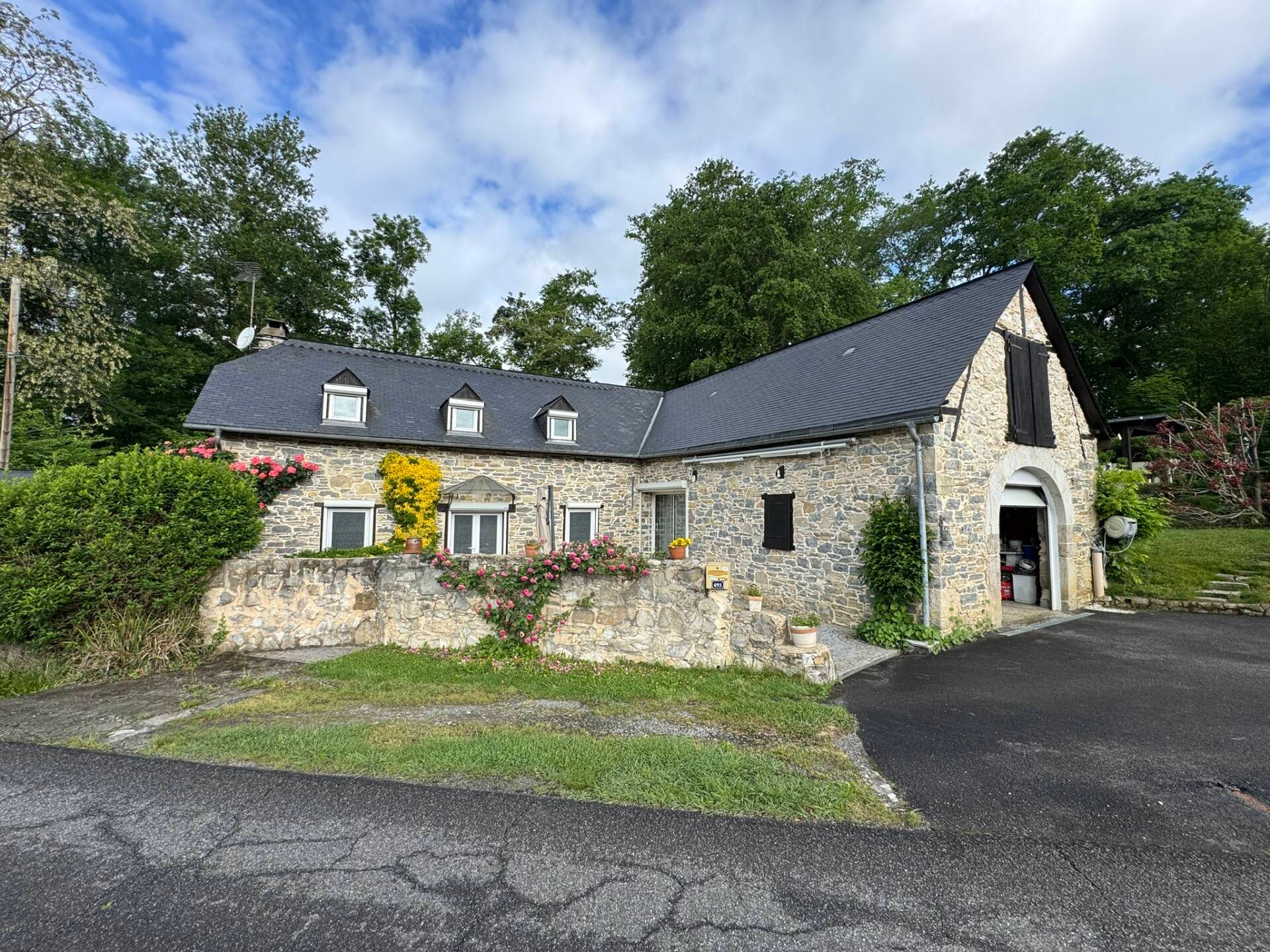 Ravissante maison ancienne en pierre avec piscine