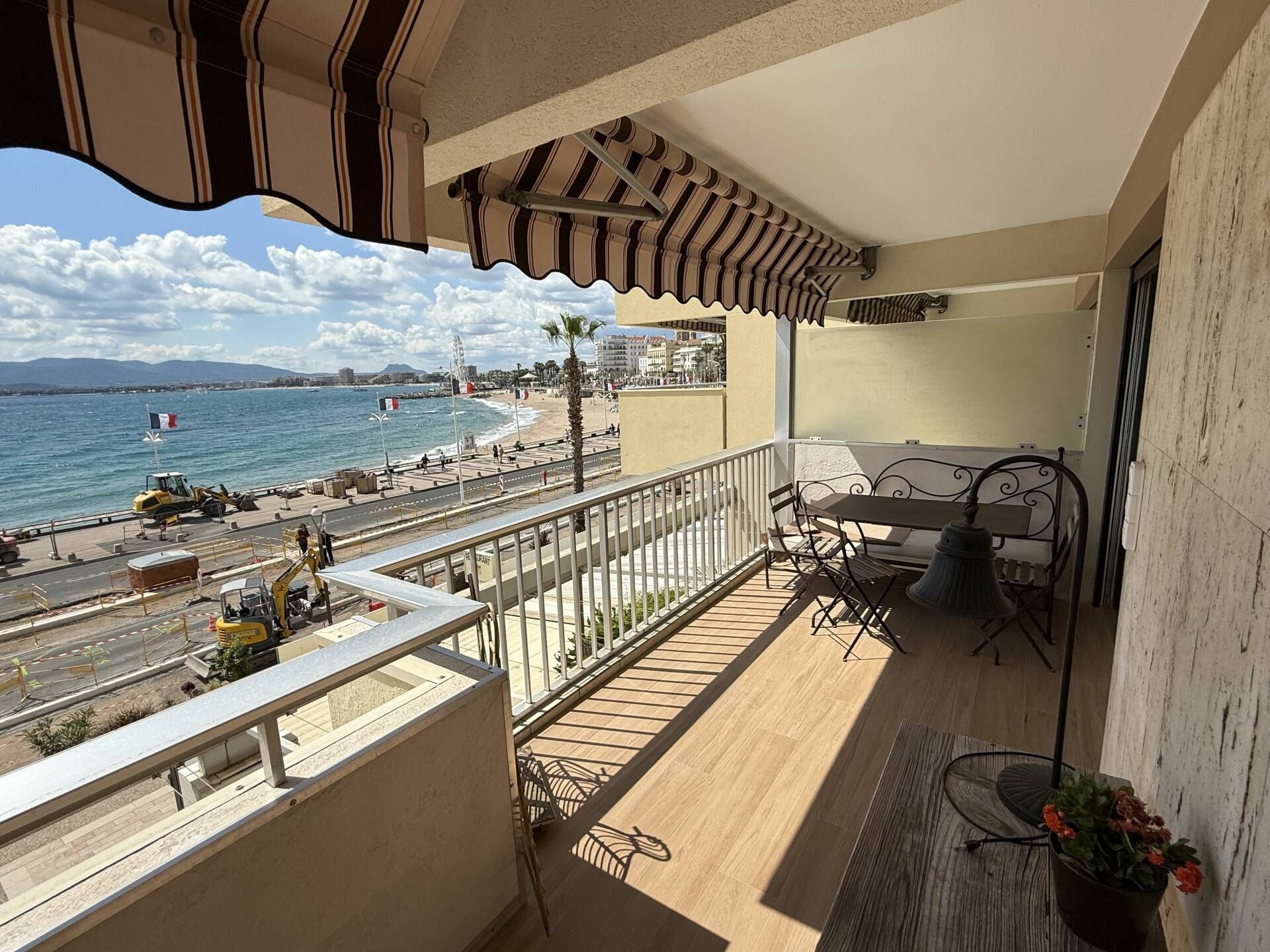 Appartement f2 Front de Mer St Raphael Viager Occupé Dame de 75 ans