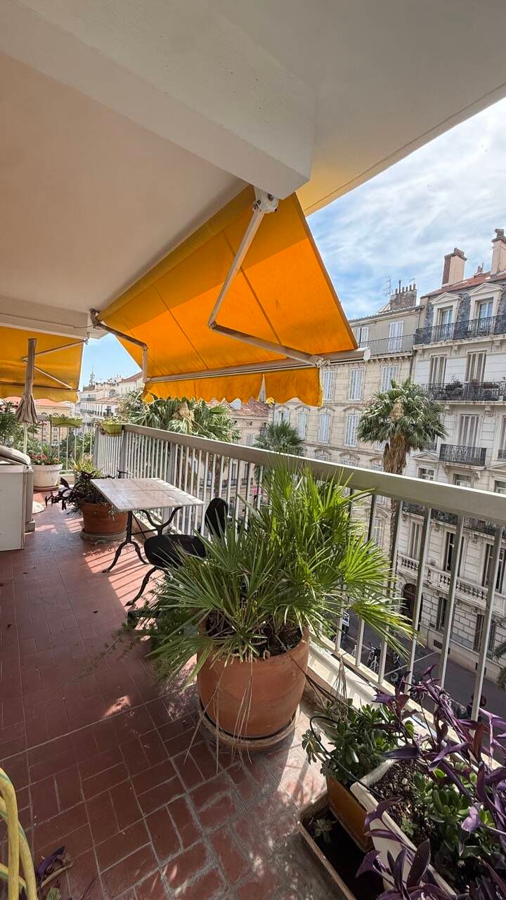 Viager Occupé Toulon Colbert - Appartement F4 88m² Terrasse - Bouquet 182 000€ Rente 1000€ - Femme de 89 ans